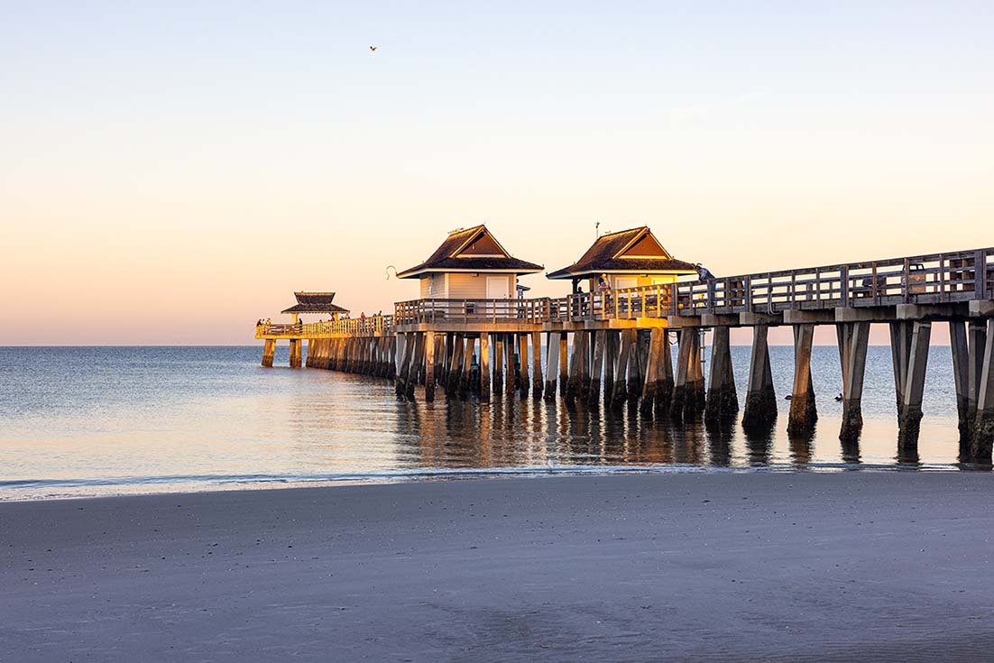 Der Pier von Naples im Licht der untergehenden Sonne