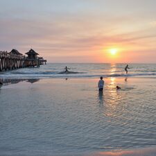 regionen/usa/florida/naples/naples-pier-sunset-swimming.cr2781x2783-541x0 regionen/usa/florida/naples/naples-pier-sunset-swimming.cr2781x2783-541x0