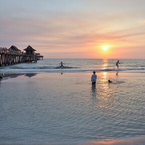 BadespaÃŸ im Sonnenuntergang am Naples Pier in Florida