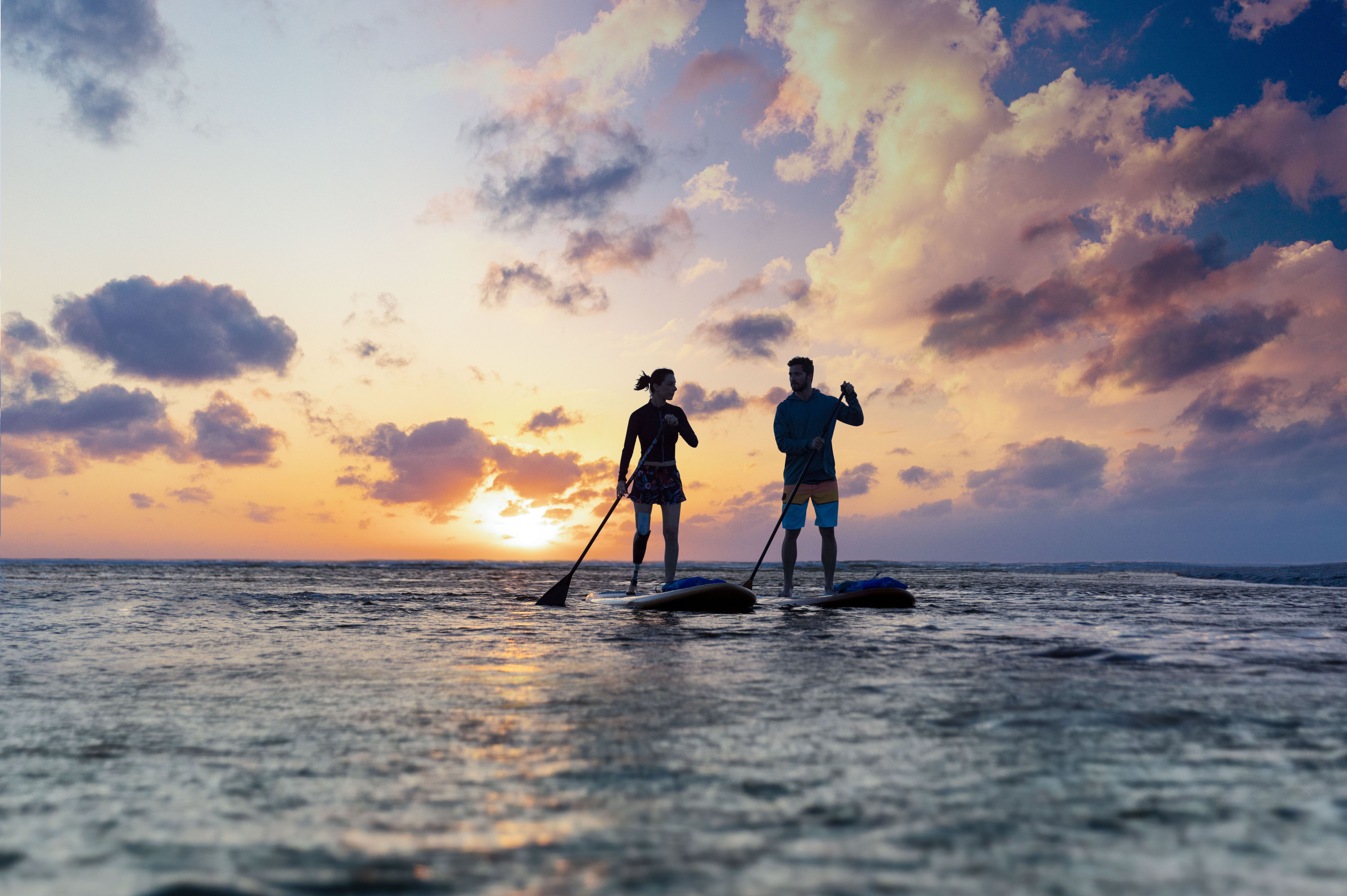 Im Sonnenuntergang Paddelboard fahren in Florida