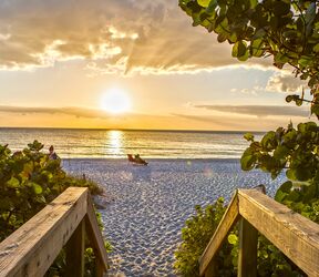 Ein traumhafter Sonnenuntergang am Strand von Naples in Florida