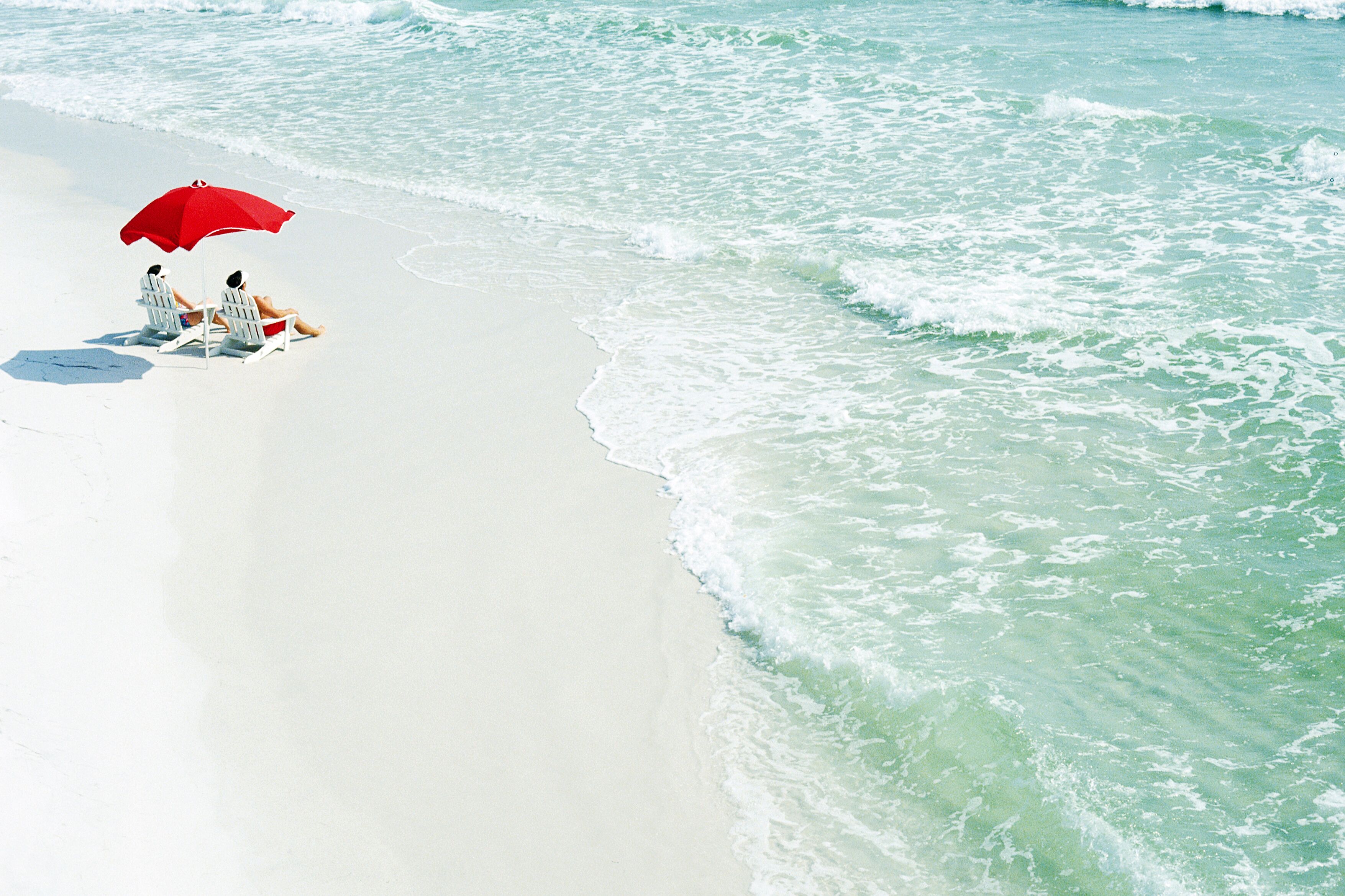 Sonnenliegen am Strand von Florida