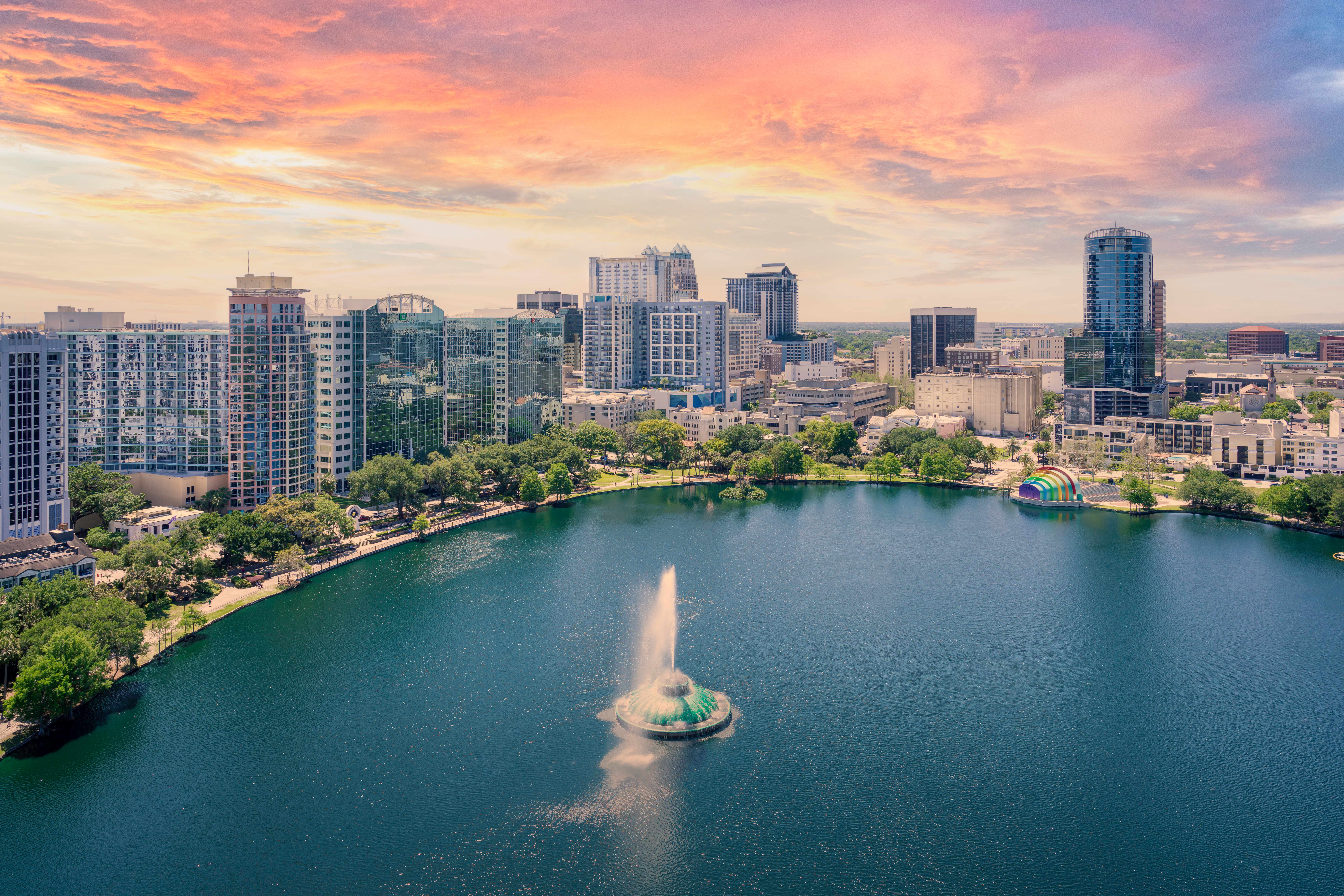 Blick über Lake Eola auf Orlandos Skyline
