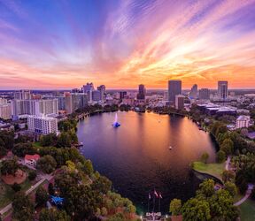 Sonnenuntergang über Orlando und dem Lake Eola