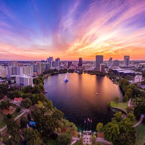 Sonnenuntergang über Orlando und dem Lake Eola Sonnenuntergang über Orlando und dem Lake Eola