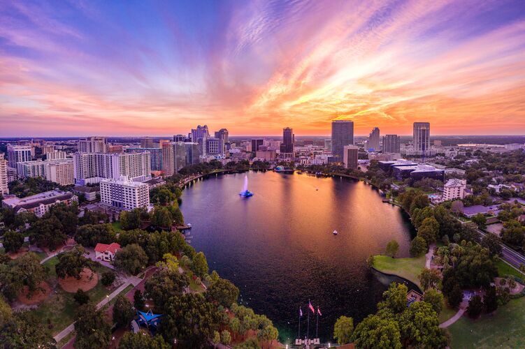 Sonnenuntergang über Orlando und dem Lake Eola