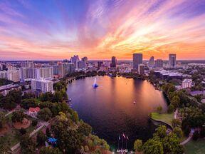 Sonnenuntergang über Orlando und dem Lake Eola