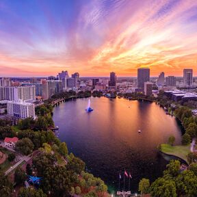 Sonnenuntergang über Orlando und dem Lake Eola