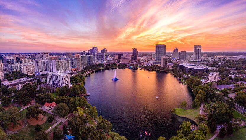 Sonnenuntergang über Orlando und dem Lake Eola Sonnenuntergang über Orlando und dem Lake Eola