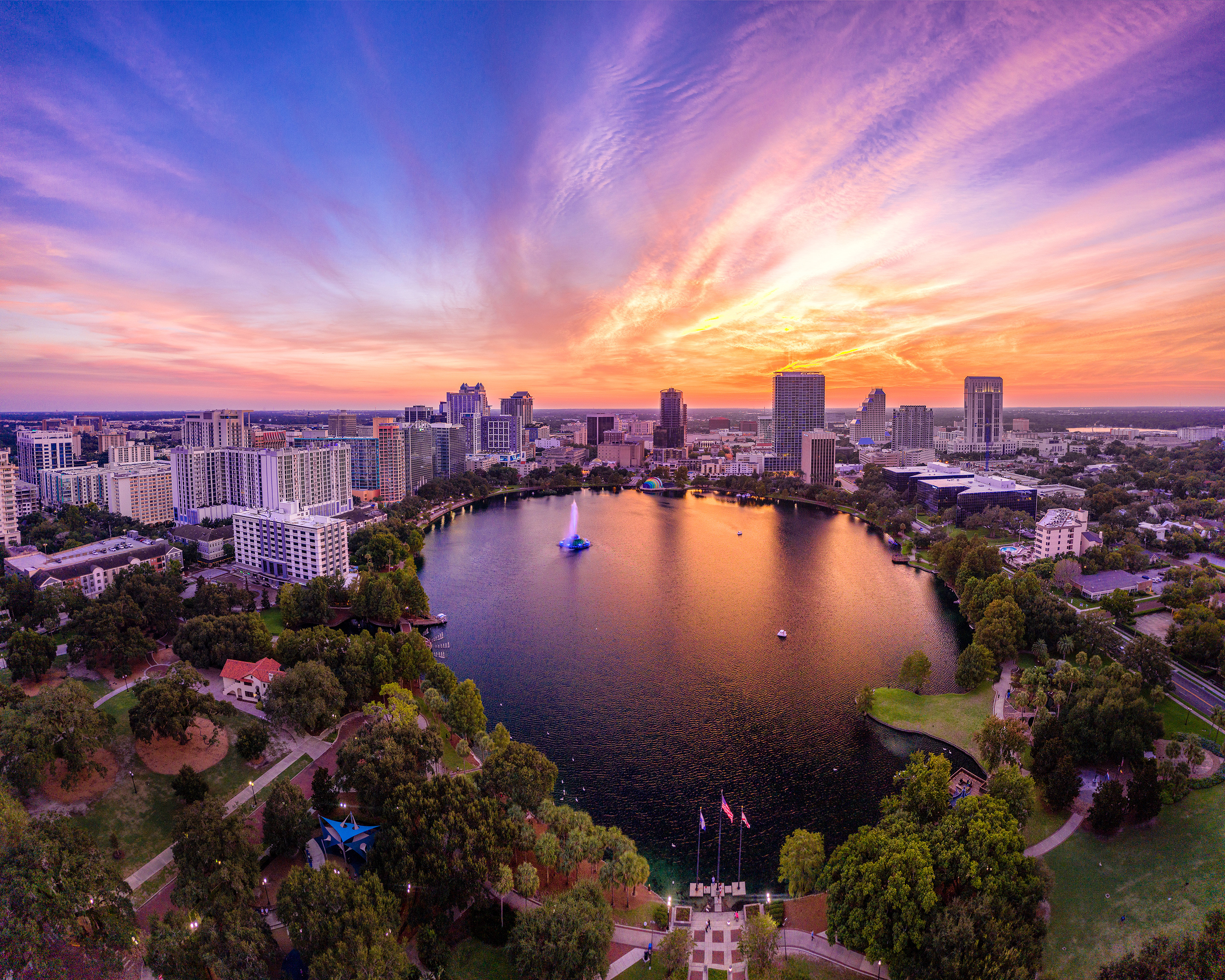 Sonnenuntergang über Orlando und dem Lake Eola