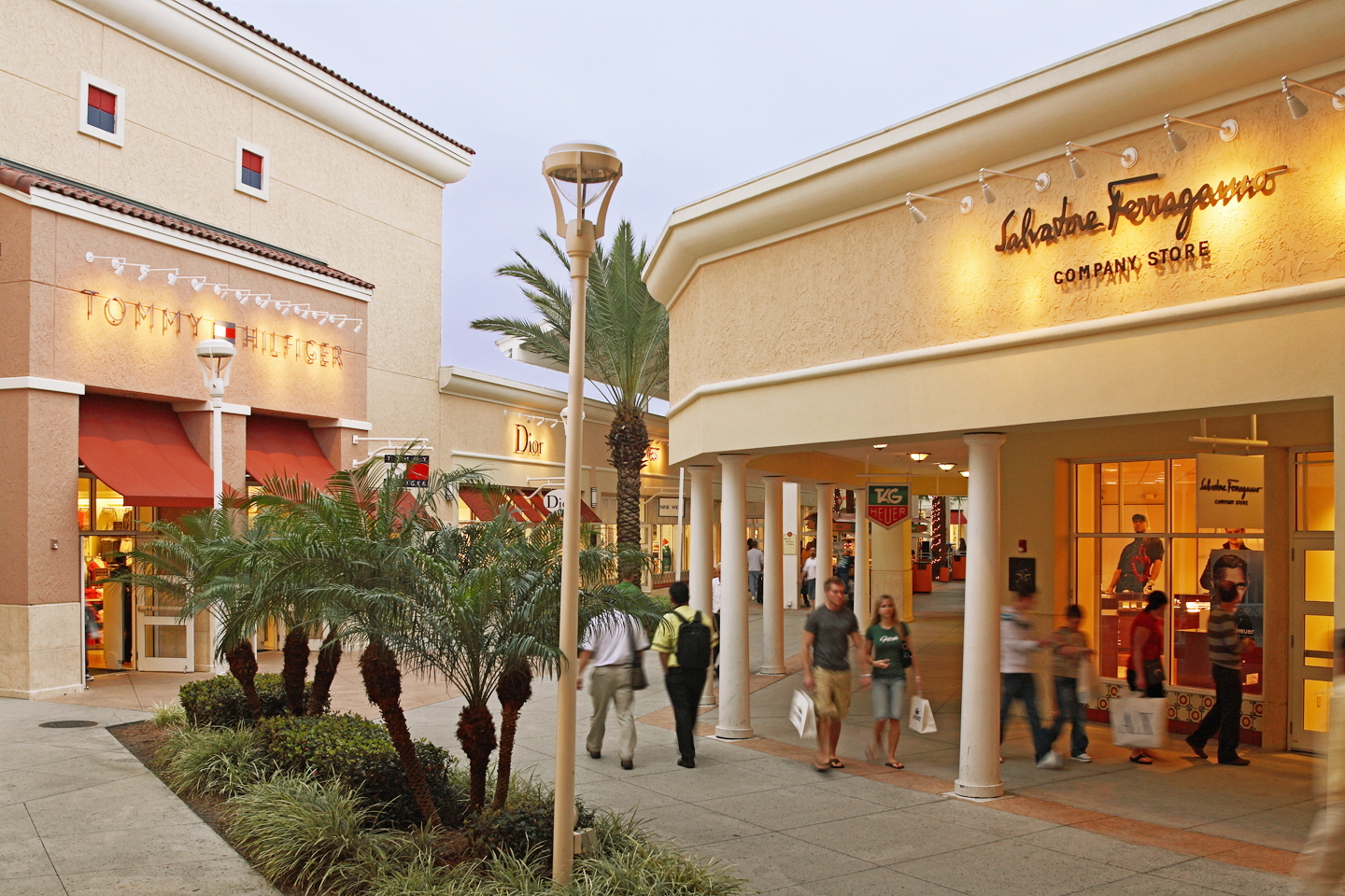 regionen/usa/florida/orlando/malls/premium-outet-orlando-daemmerung