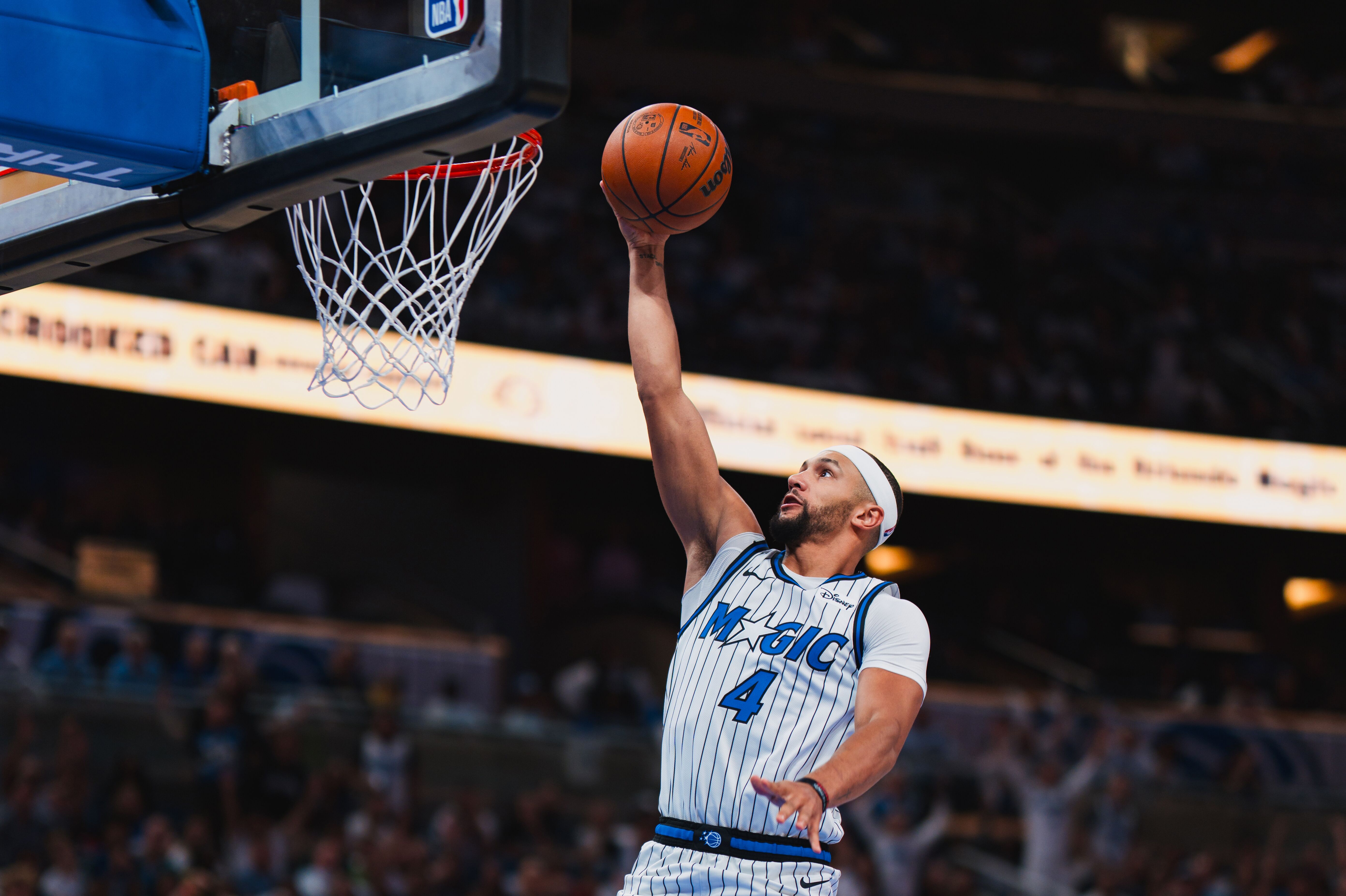 Basketballspiel zwischen den Orlando Magic und den Miami Heat in der Arena in Orlando, Florida. Ein Spieler der Orlando Magic kurz vor einem Slam Dunk.