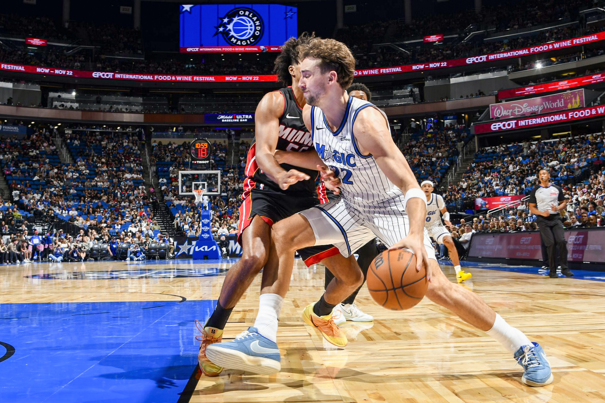 Ein Spieler der Orlando Magic dribbelt den Ball gegen einen Verteidiger der 	 Miami Heat während eines Basketballspiels in Orlando, Florida.
