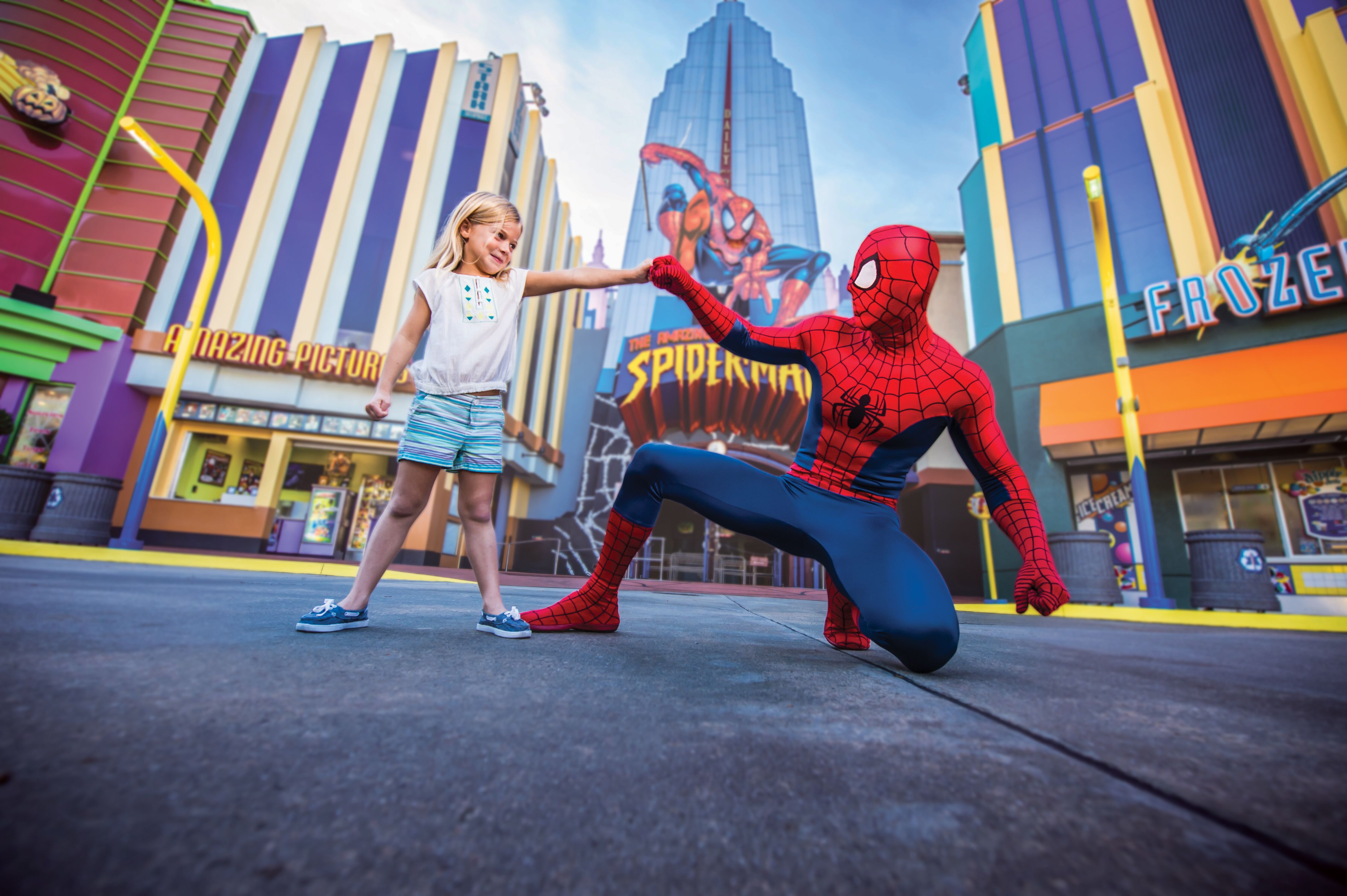Mädchen gibt Spiderman die Faust im Islands of Adventure Park der Universal Studios Florida