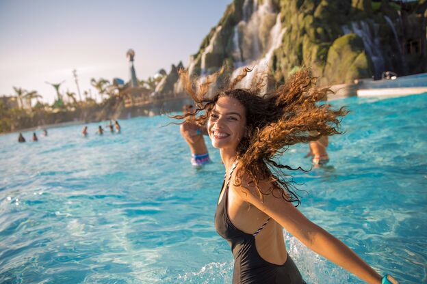 Abkühlen am Waturi Beach im Volcano Bay im Universal Studios Florida Abkühlen am Waturi Beach im Volcano Bay im Universal Studios Florida