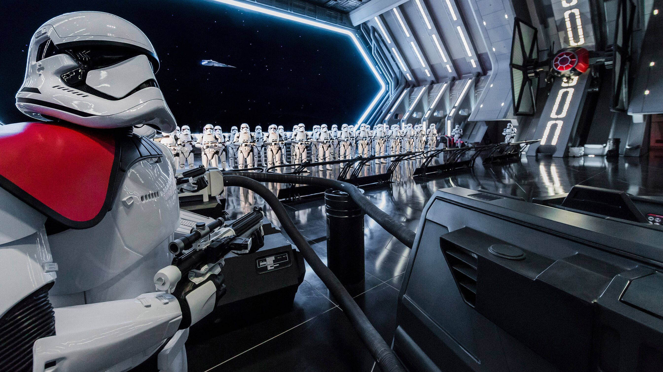 Begegnung mit der "Ersten Ordnung" im Bereich Star Wars: Galaxy's Edge in der Walt Disney World in Orlando Begegnung mit der "Ersten Ordnung" im Bereich Star Wars: Galaxy's Edge in der Walt Disney World in Orlando