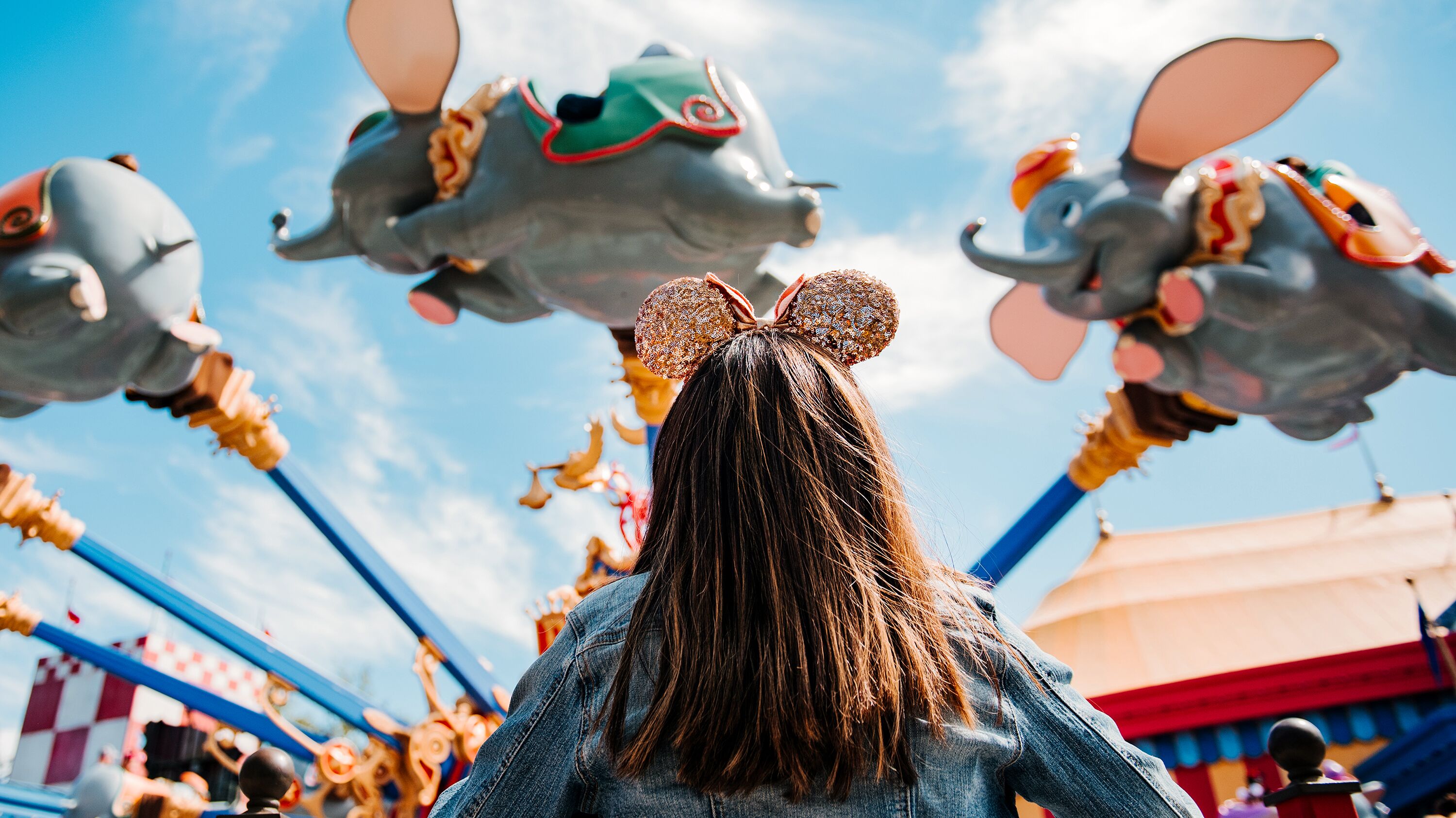 Eine Fahrt mit Dumbo im Park "Magic Kingdom" in der Walt Disney World in Orlando | Quelle: ©2023 Disney. All Rights Reserved. Eine Fahrt mit Dumbo im Park "Magic Kingdom" in der Walt Disney World in Orlando