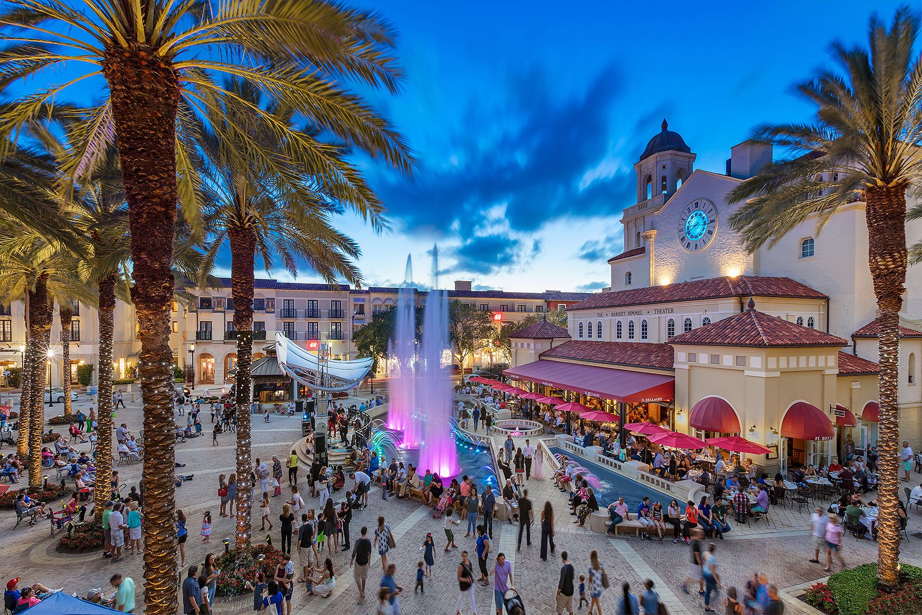 Besucher am Abend auf dem Rosemary Square, Florida