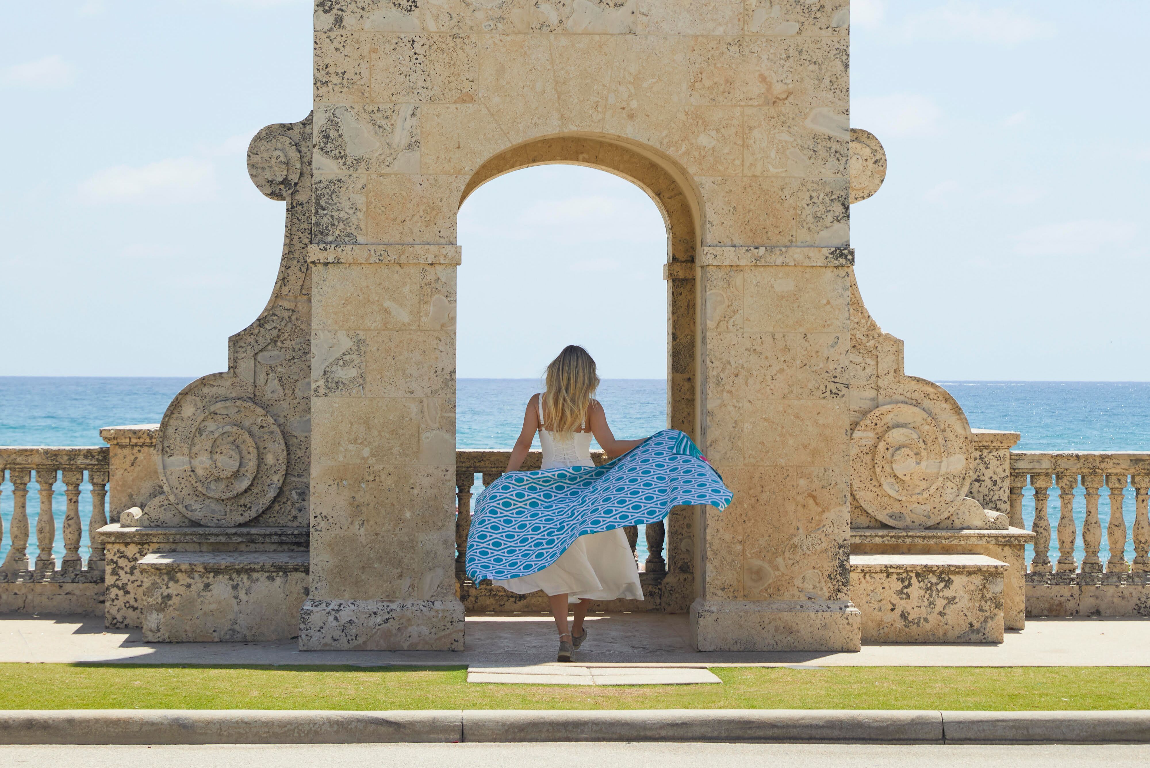 Alex Seifert mit einem nachhaltigen Handtuch von Buvanha an der Worth Avenue in Palm Beach