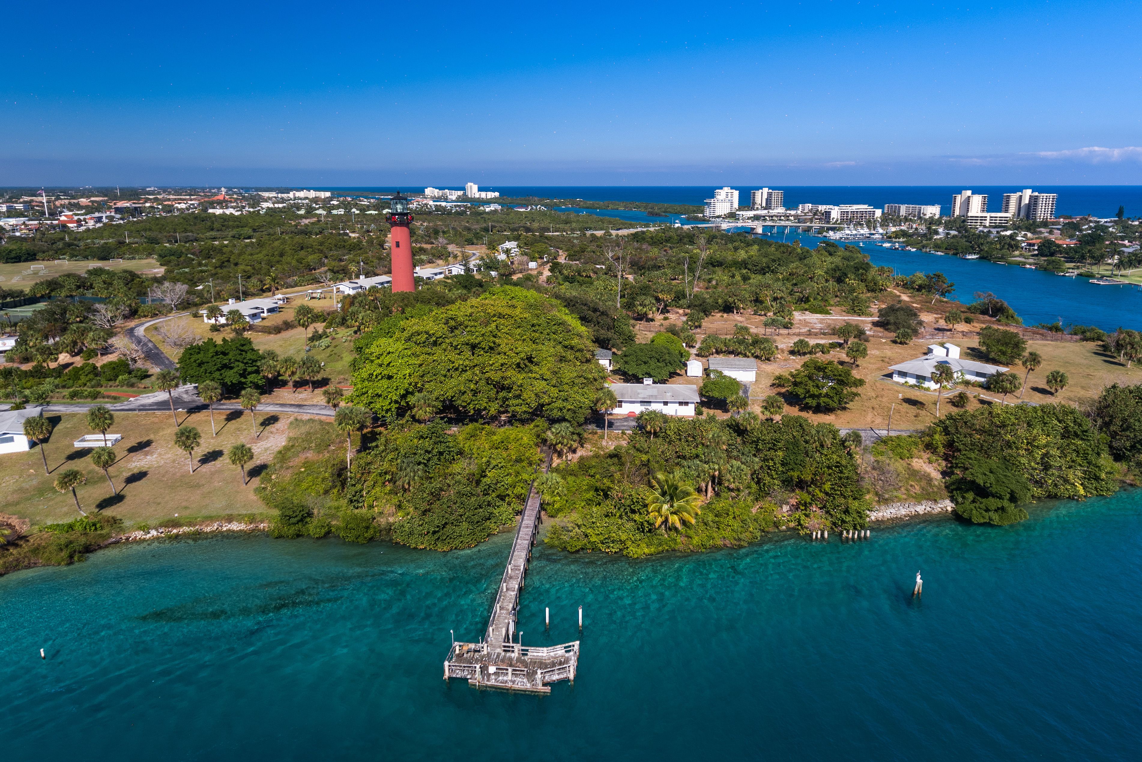 Luftaufnahme über Jupiter und dem Jupiter Inlet Light, Florida