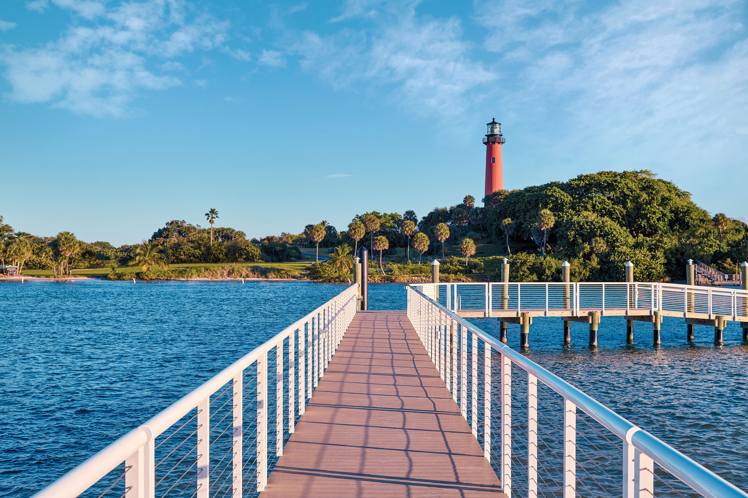 Steg mit Blick auf den Leuchtturm Jupiter Lighthouse