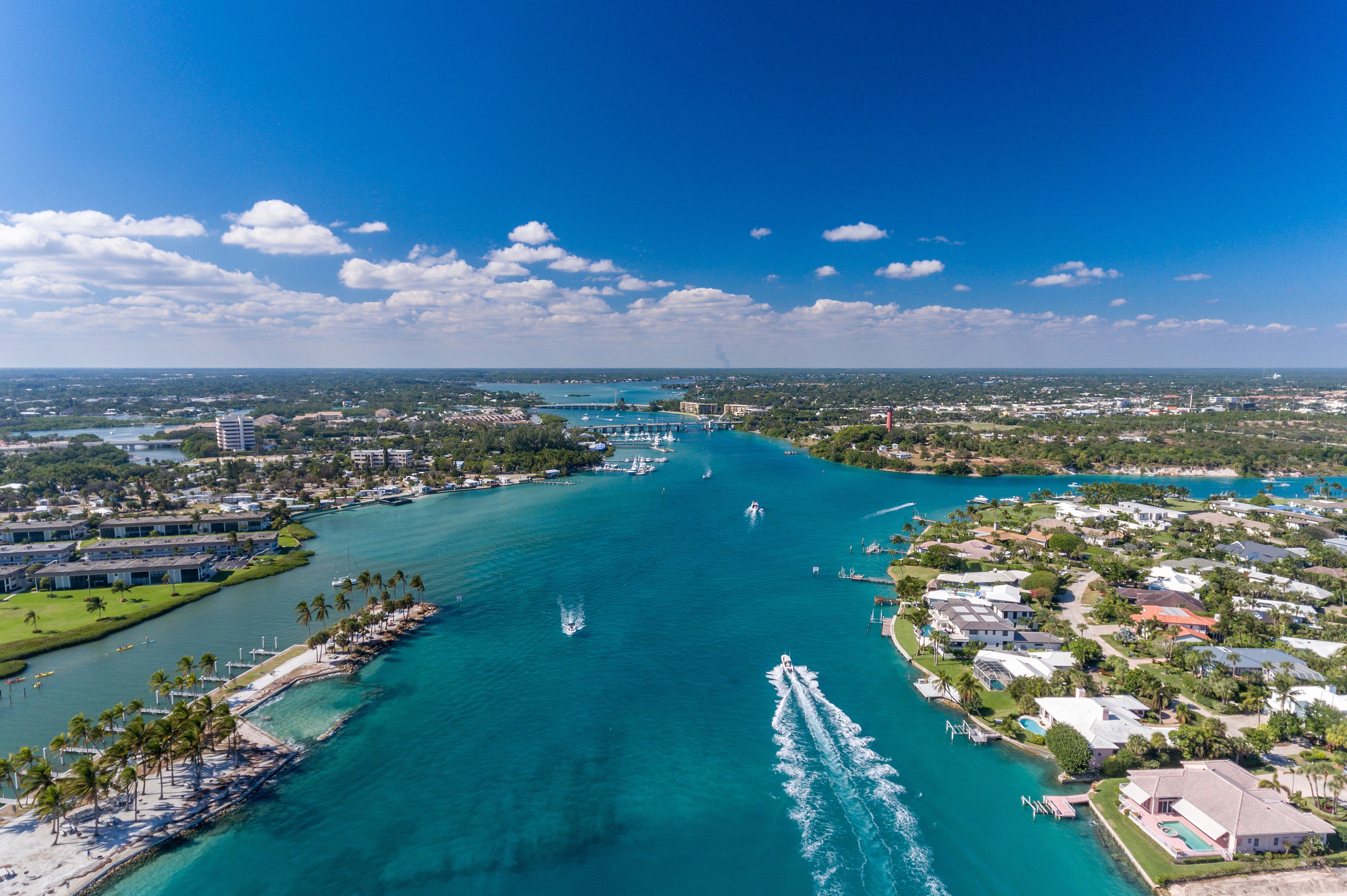 Luftaufnahme über Jupiter und dem Jupiter Inlet Light in der Ferne, Florida