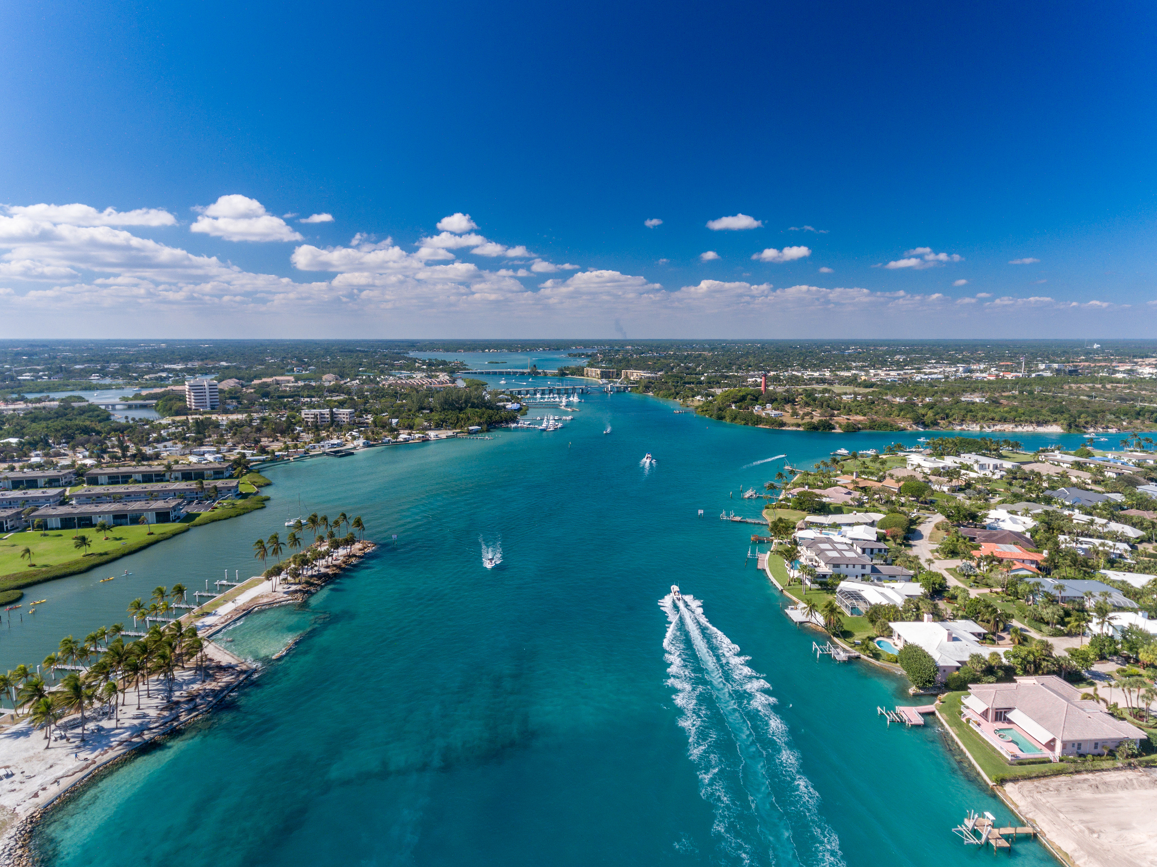 Luftaufnahme über Jupiter und dem Jupiter Inlet Light in der Ferne, Florida