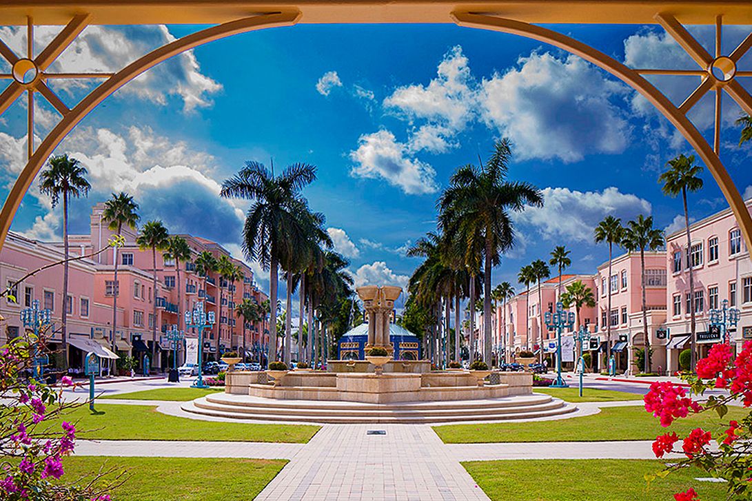 Blick aus einem Fenster auf den Brunnen des mizner Parks, Florida