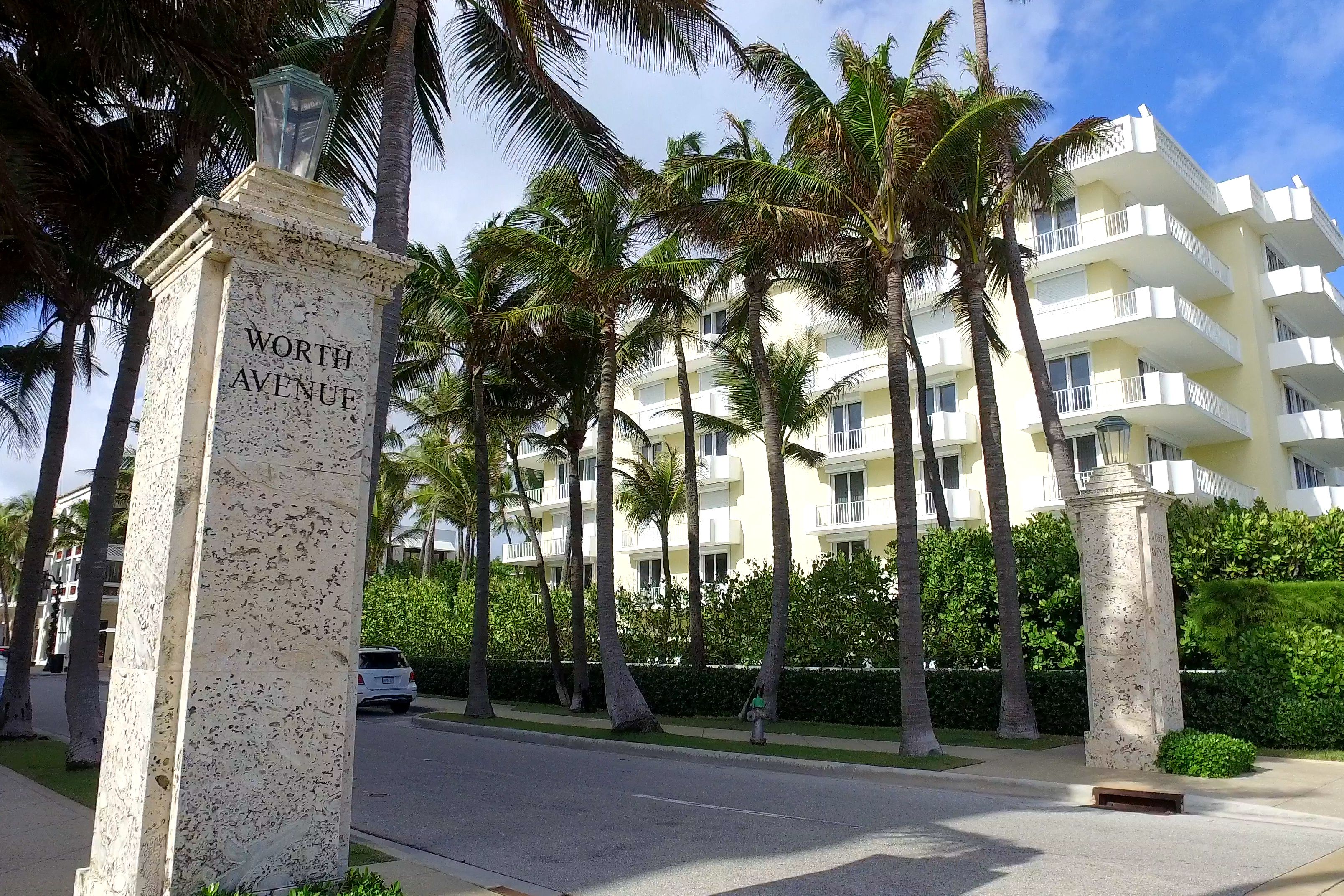 Der EIngang zur Worth Avenue in Palm Beach, Florida