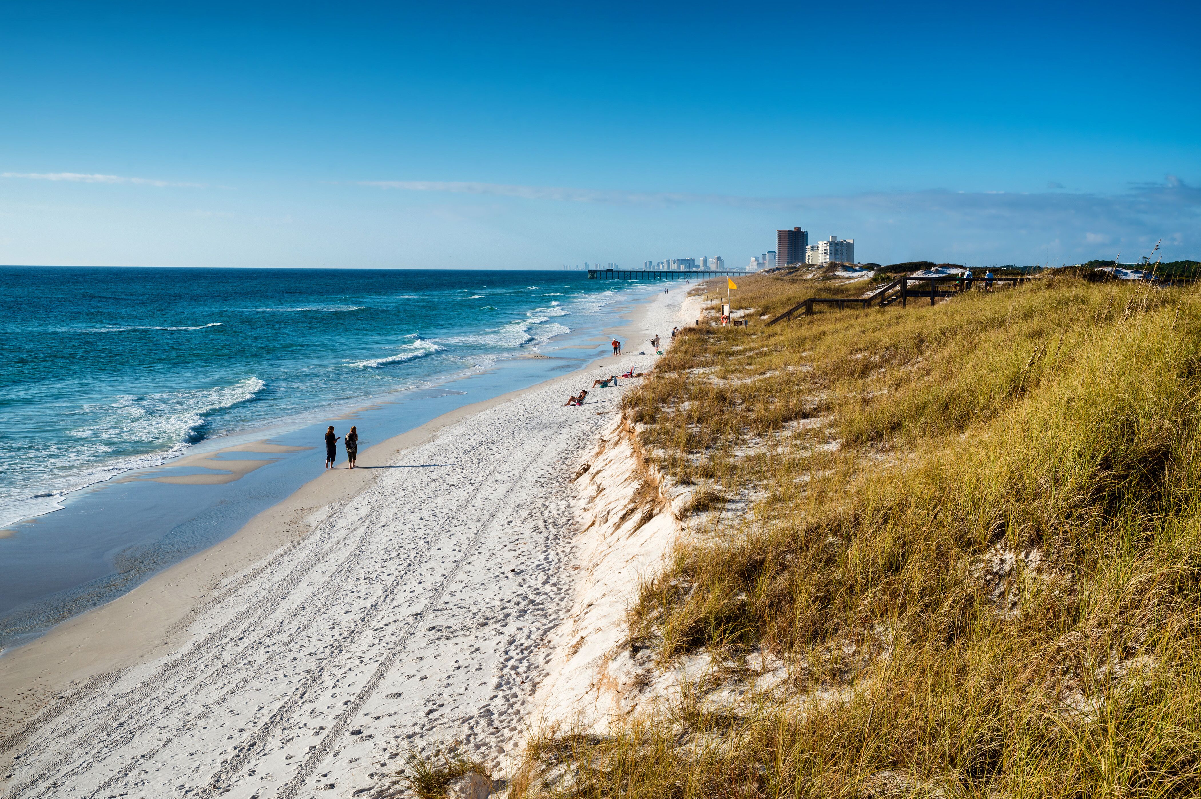 Tosende Wellen am langen Strand von Panama City in Florida