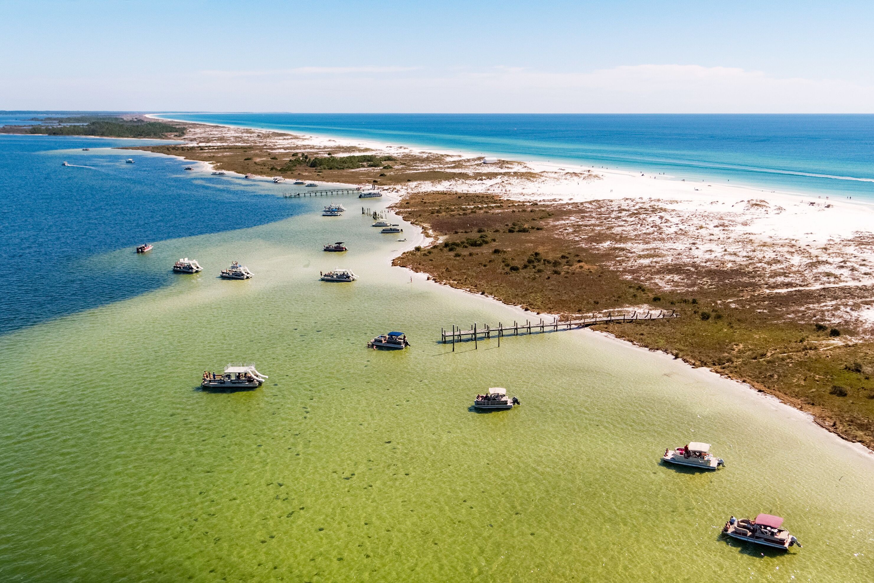 Ausflugsboote liegen vorm Strand von Shell Island
