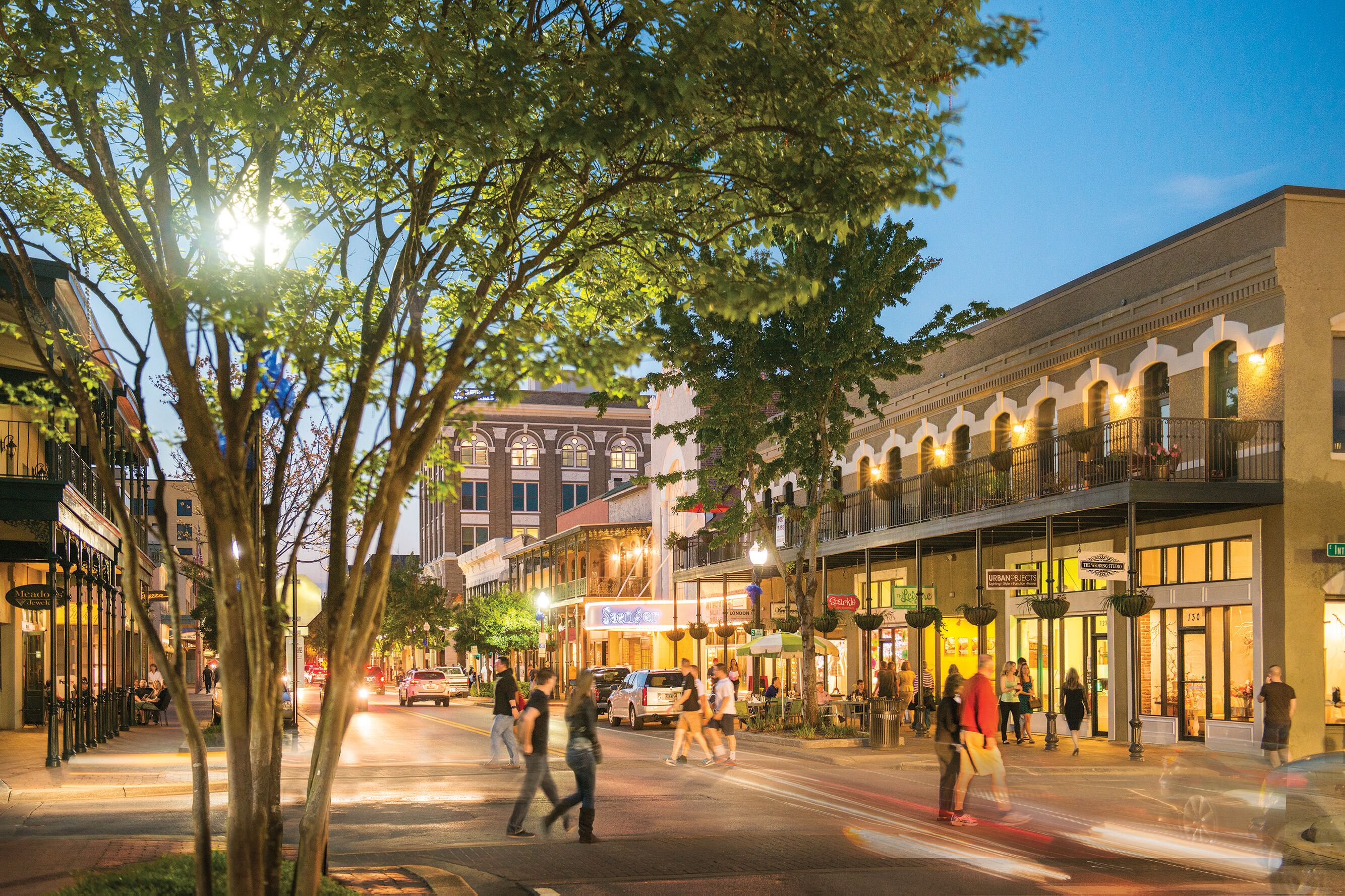 Abendstimmung in der belebten Innenstadt von Pensacola