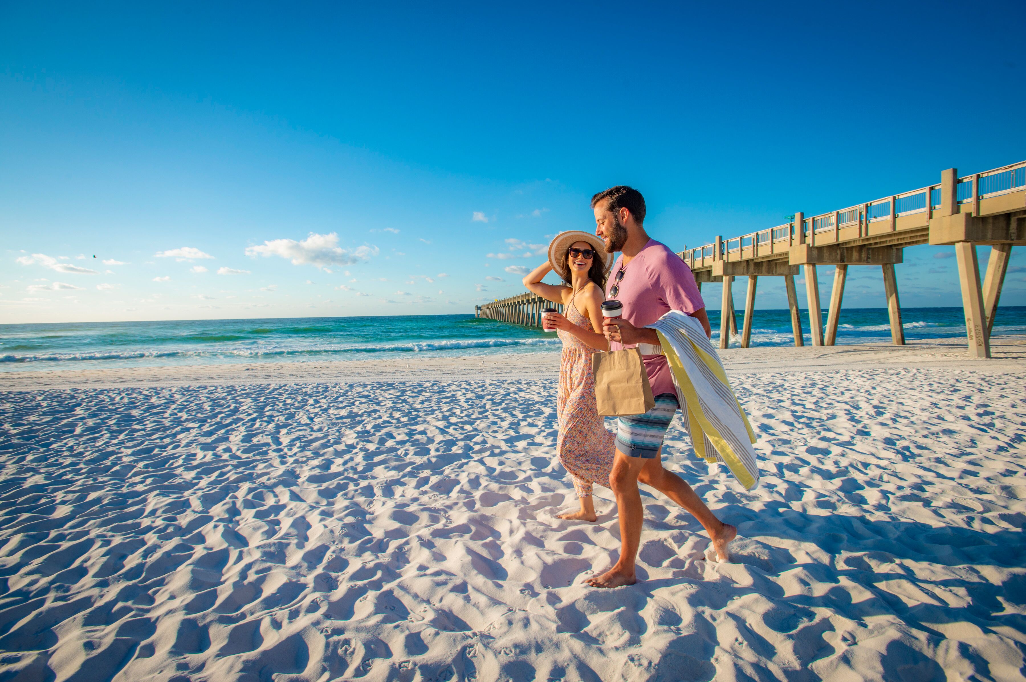 Pärchen spaziert entlang von Pensacola Beach