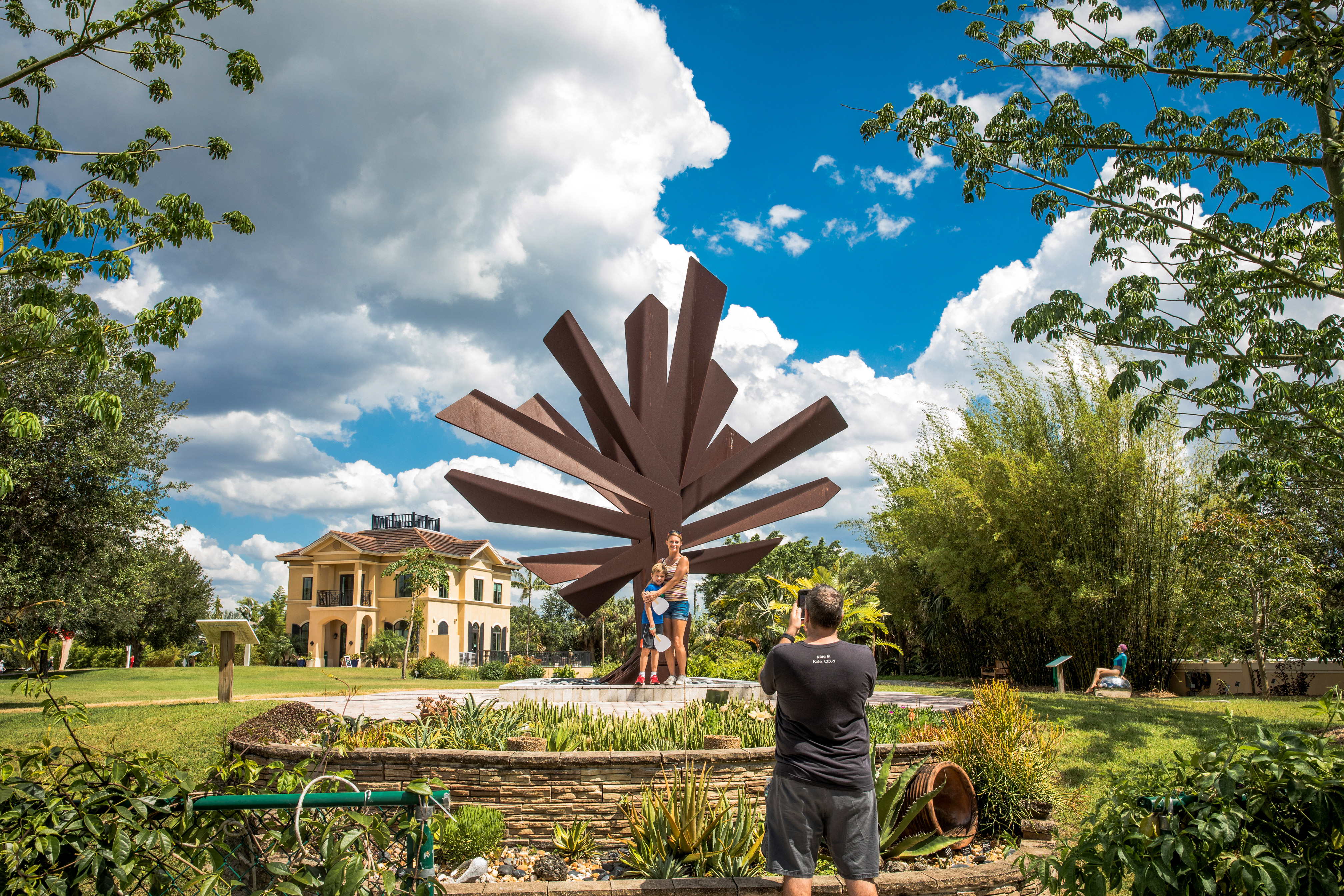 Familie vor Palmen-Skulptur in Punta Gorda
