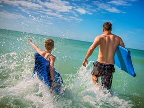 Schwimmen im Wasser am Siesta Key Beach in Sarasota in Florida