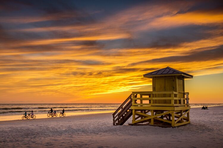 Goldener Sonnenuntergang an Sarasotas Siesta Key Beach in Florida