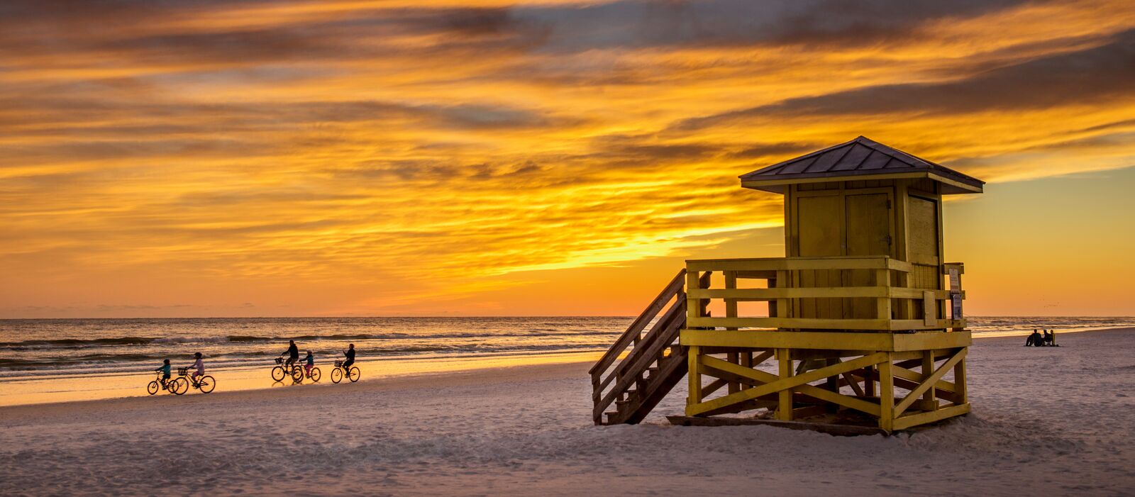 Goldener Sonnenuntergang an Sarasotas Siesta Key Beach in Florida