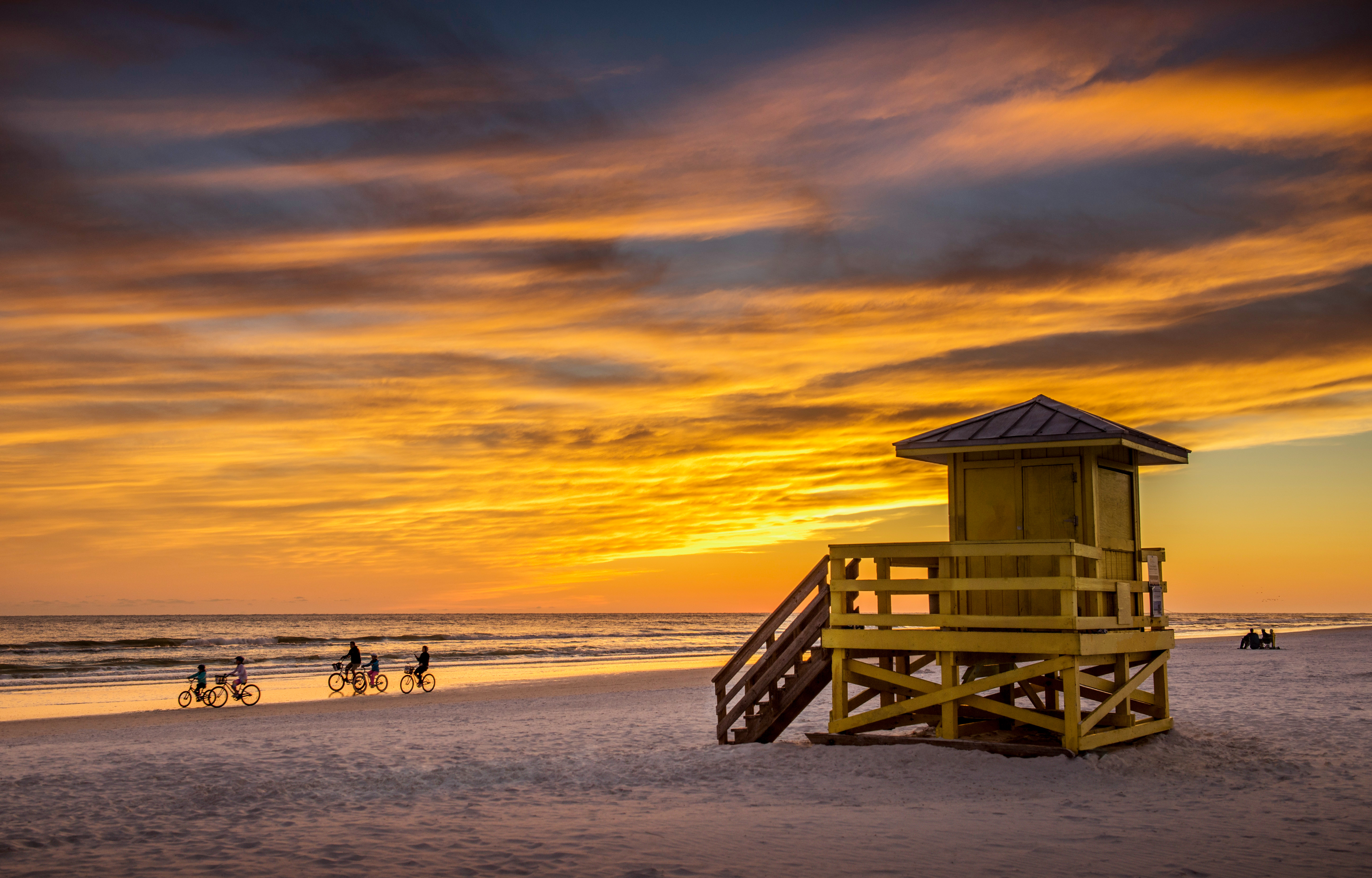 Goldener Sonnenuntergang an Sarasotas Siesta Key Beach in Florida