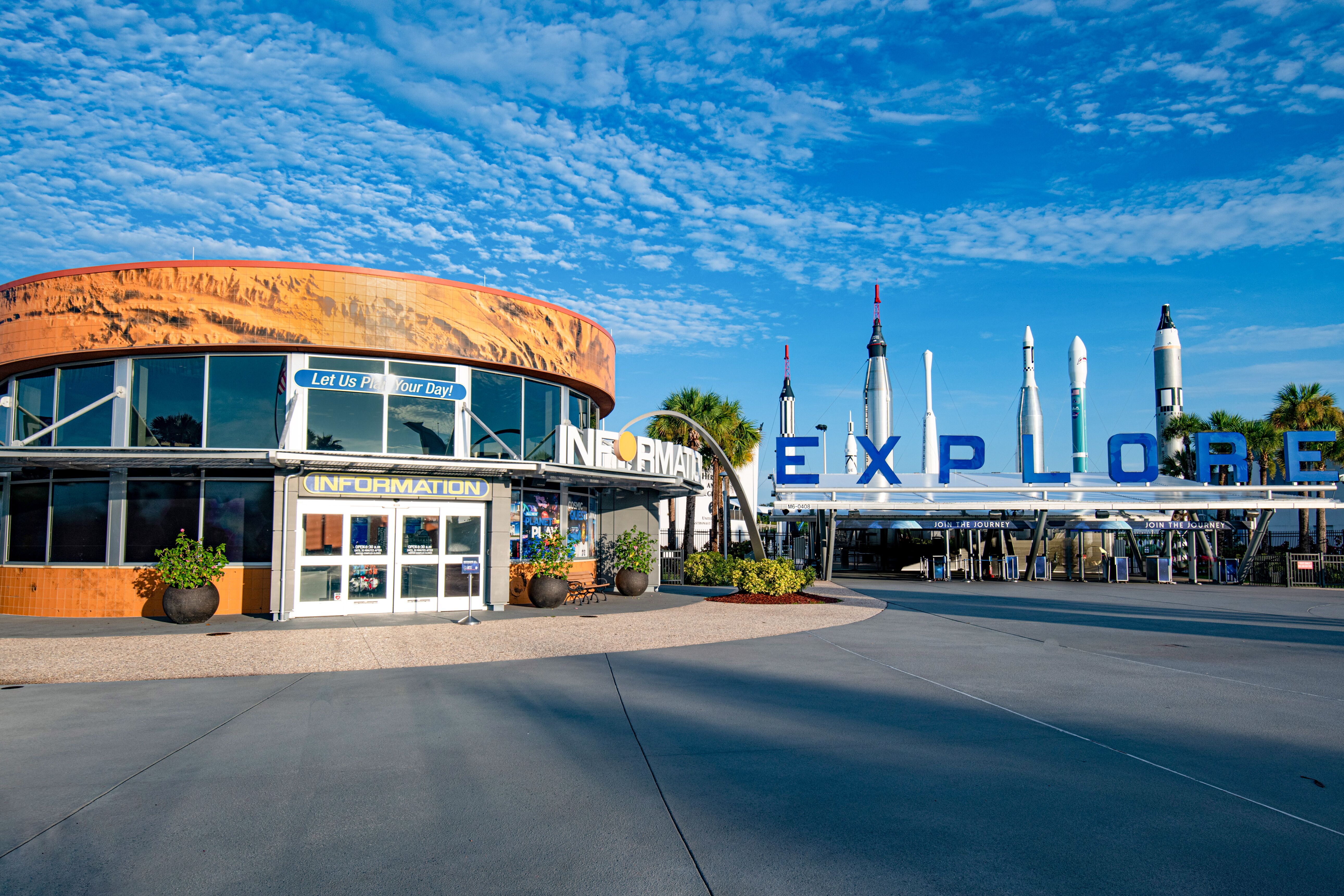 Das Informationszentrum am Eingang des Kennedy Space Center Visitor Complex