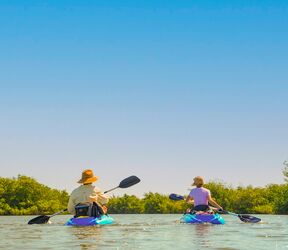 Paar auf Kayaks auf einem Fluss in Space Coast in Florida