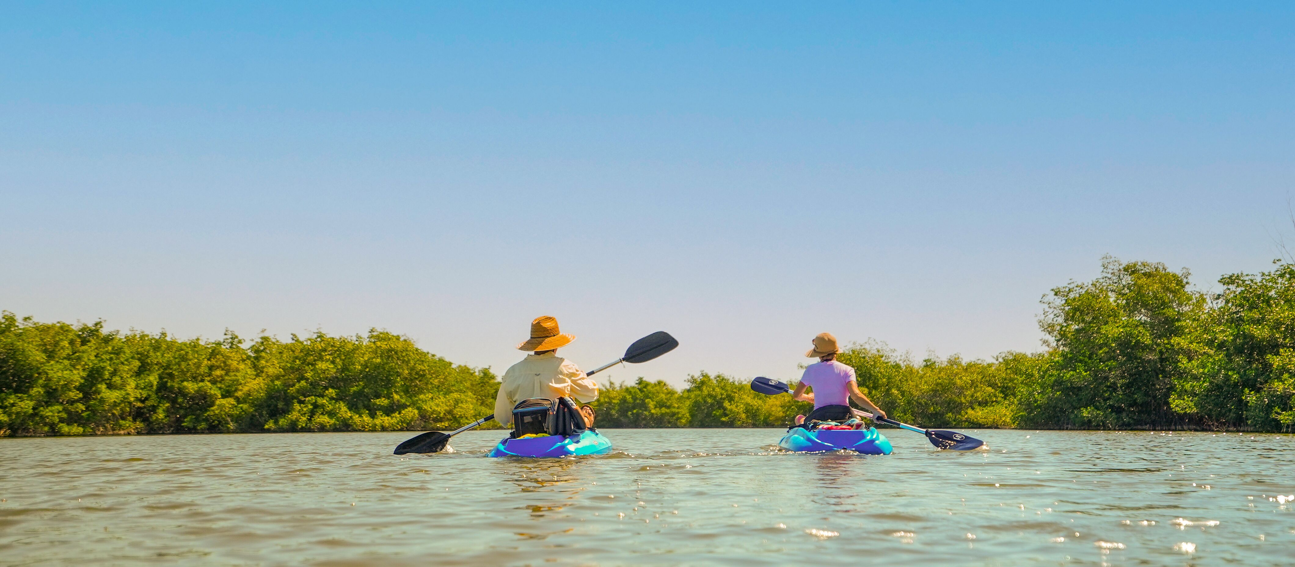 Paar auf Kayaks auf einem Fluss in Space Coast in Florida