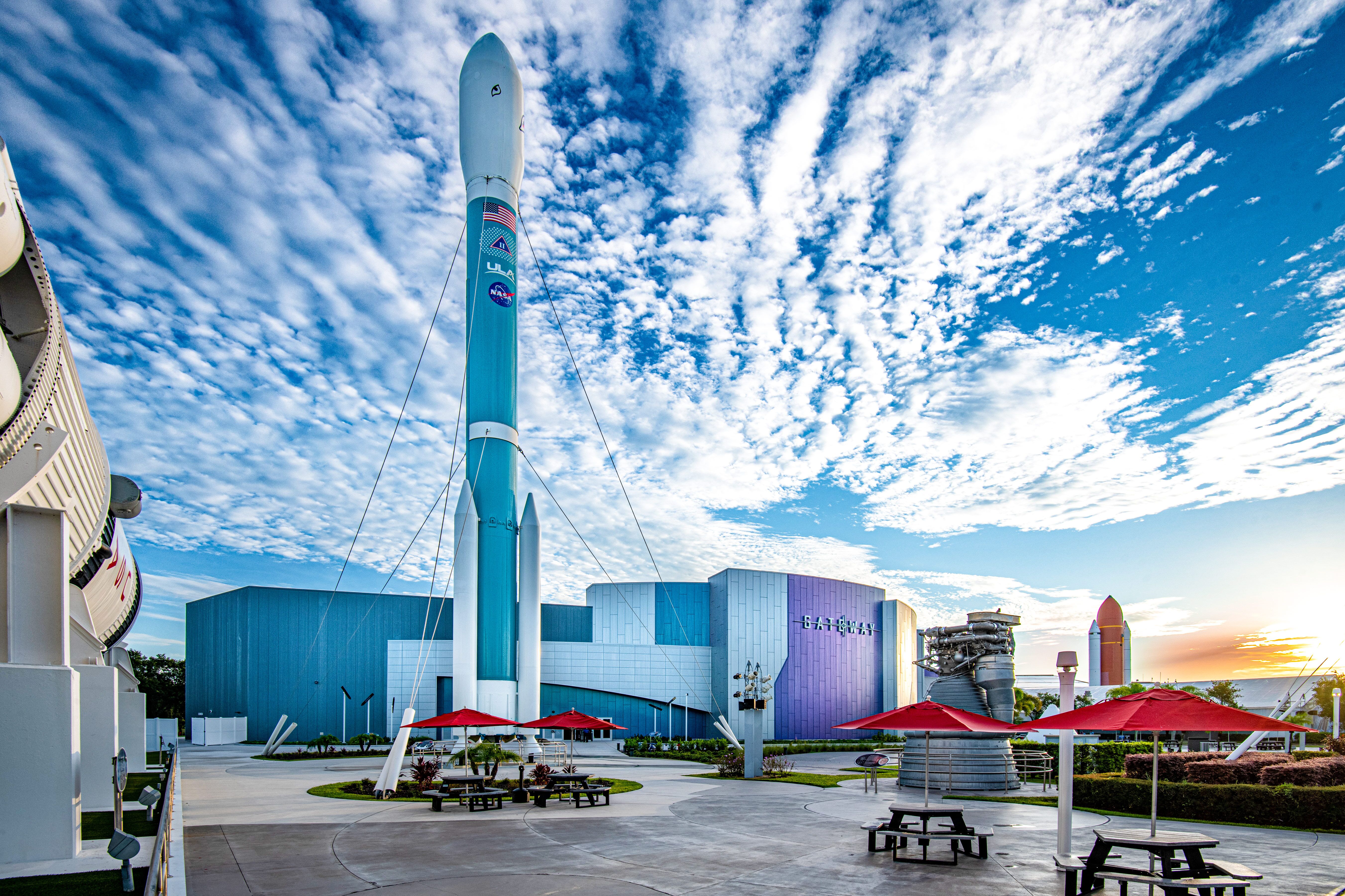 Der Sitzbereich außerhalb des Gateway im Rocket Garden des KSCVC