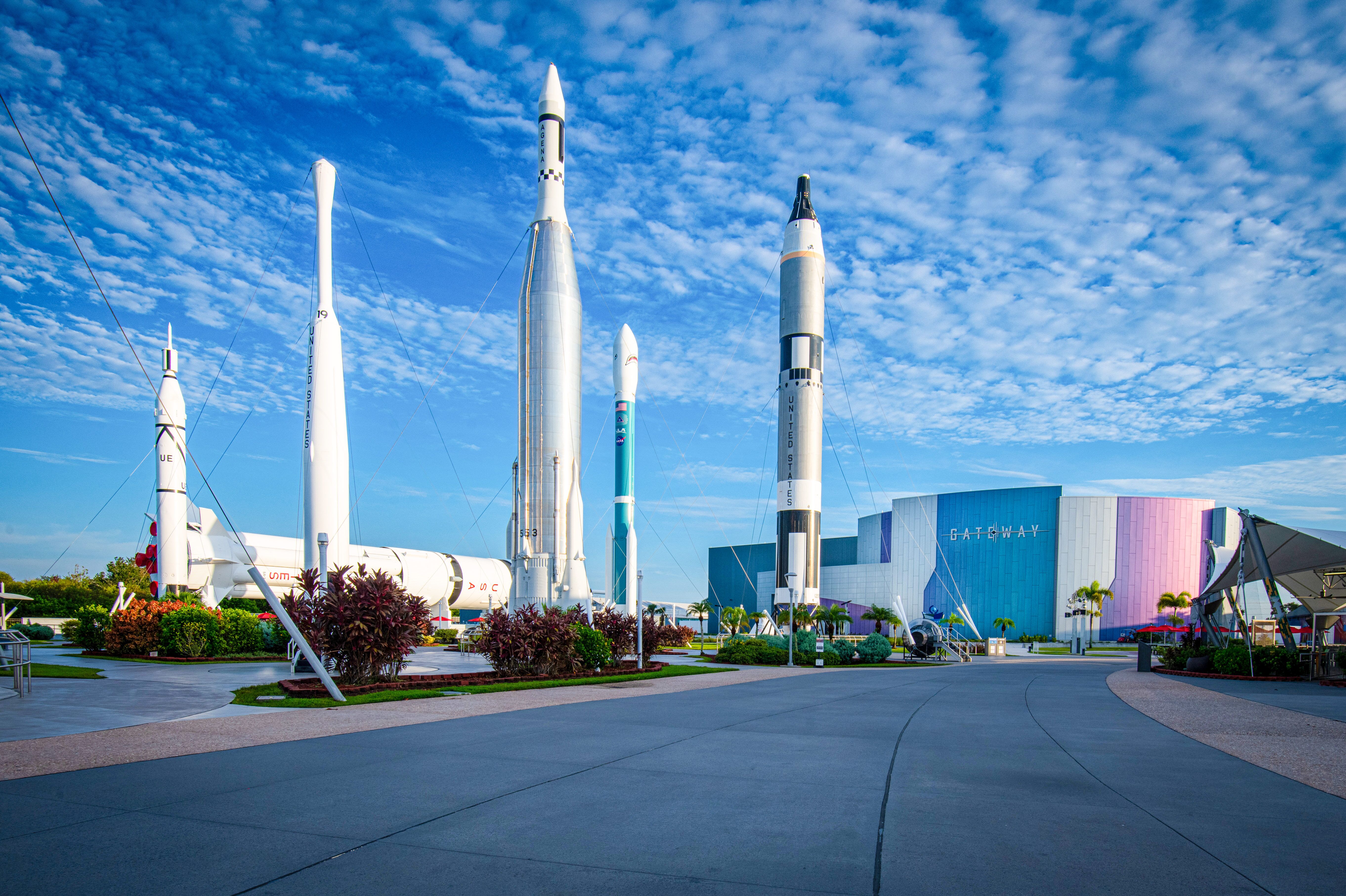 Der Raketengarten außerhalb des Gateway Deep Space Visitor Complex im KSCVC