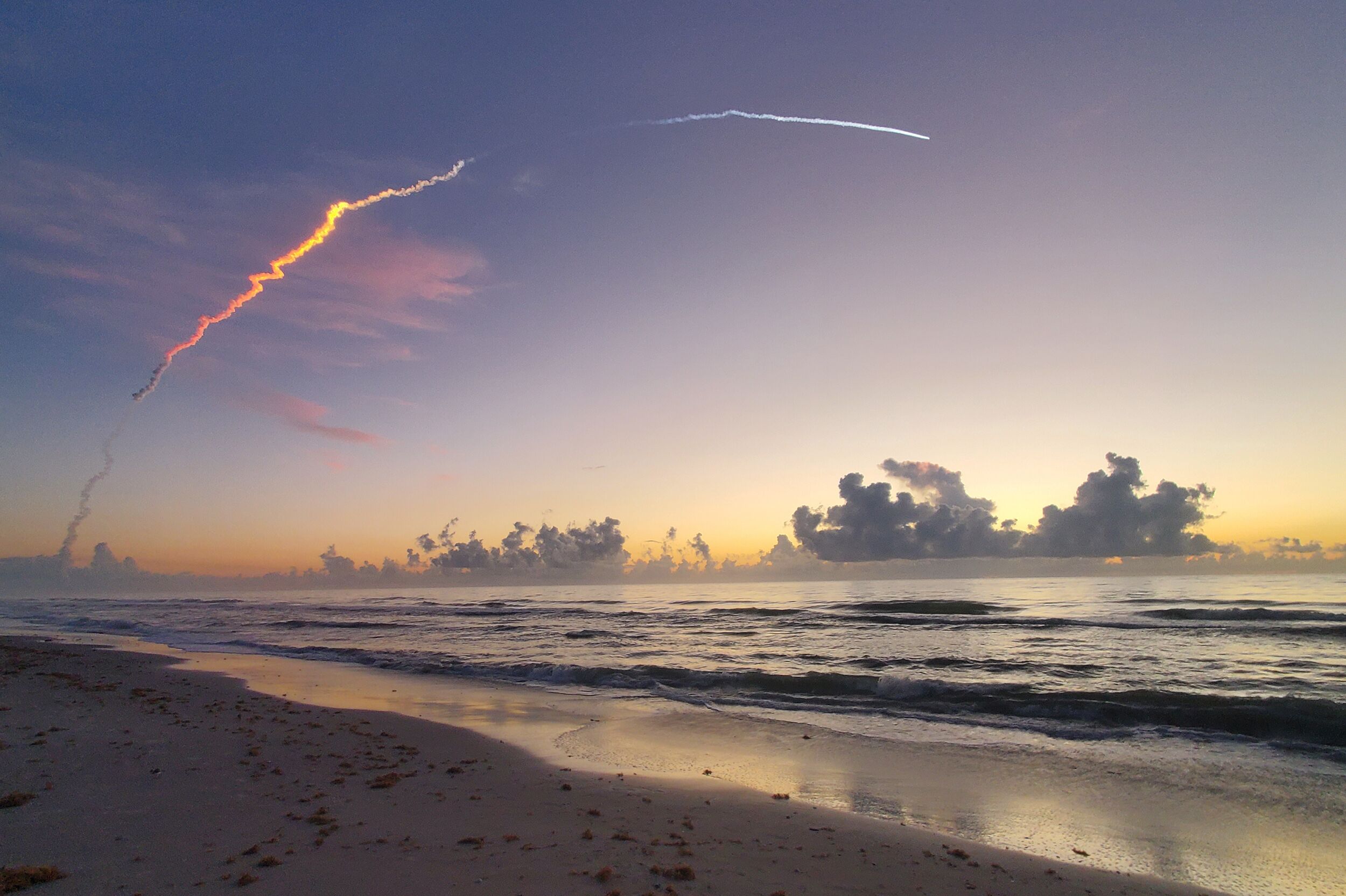 Strand an Floridas Space Coast bei Sonnenuntergang