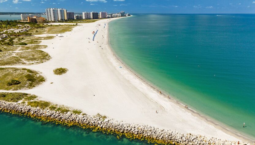 Blick auf den breiten Sandstrand von Sand Key Park in Clearwater, Florida Blick auf den breiten Sandstrand von Sand Key Park in Clearwater, Florida
