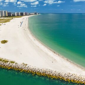 Blick auf den breiten Sandstrand von Sand Key Park in Clearwater, Florida