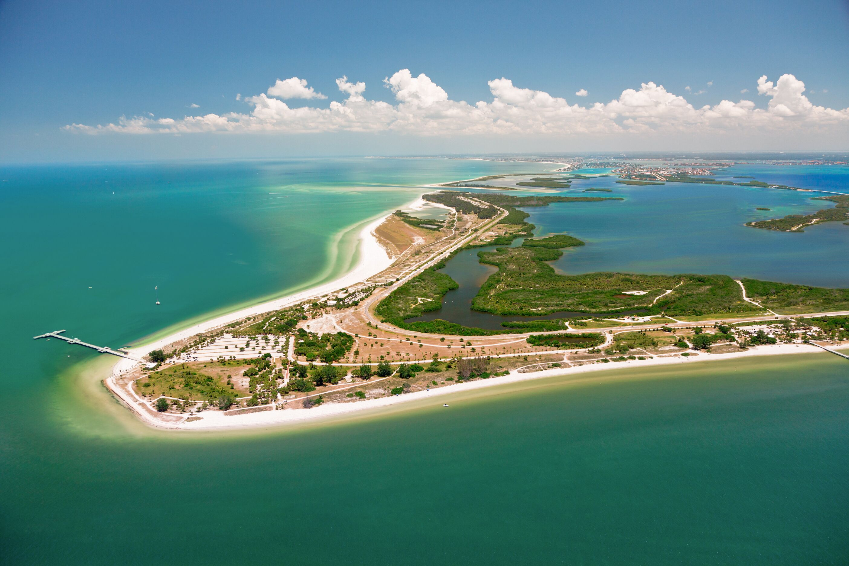 Drohnenaufnahme der romantischen Strandbucht gelegen am Fort de Soto Park Floridas
