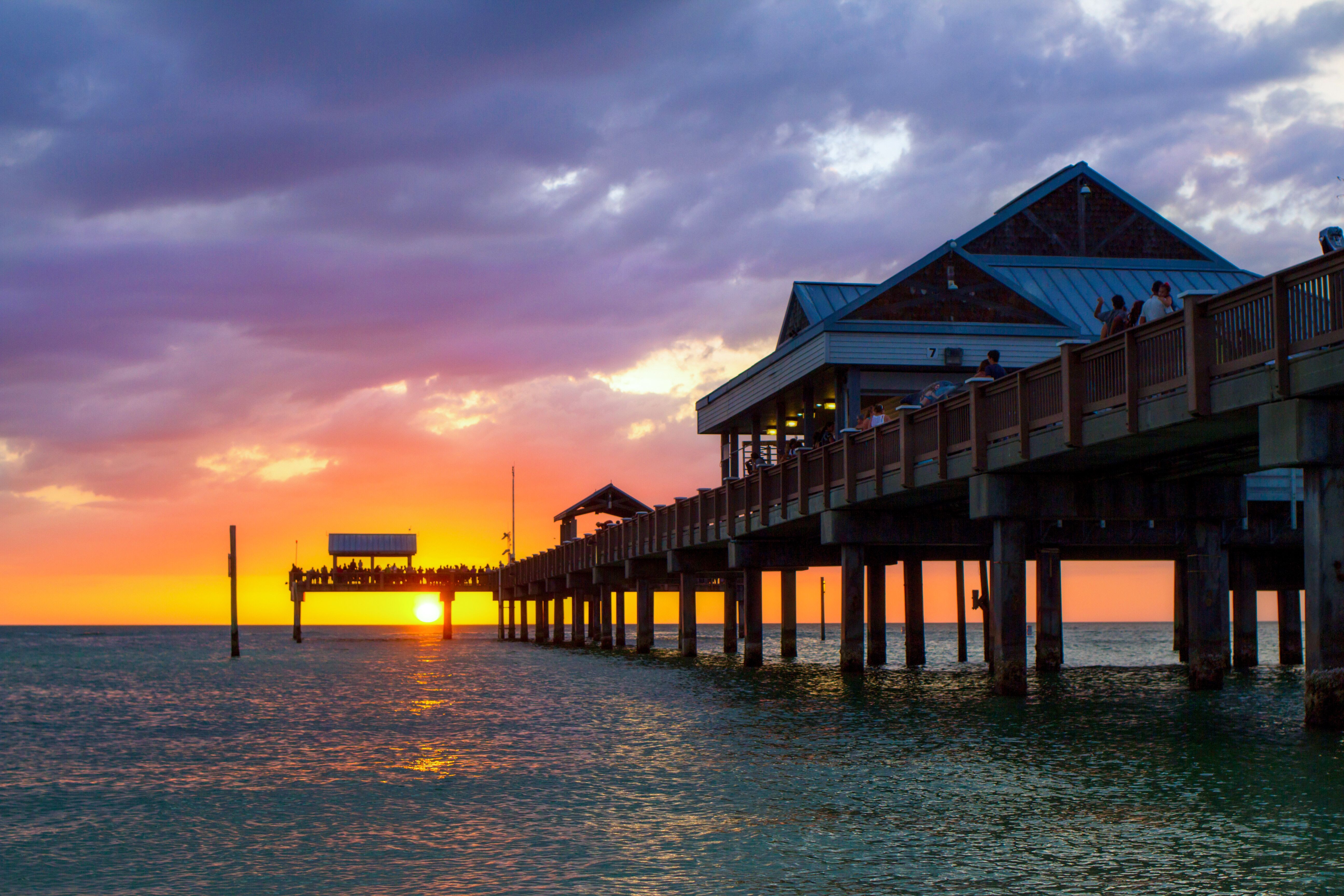 Farbenfroher Sonnenuntergang am Pier von St. Petersburg Clearwater in Florida