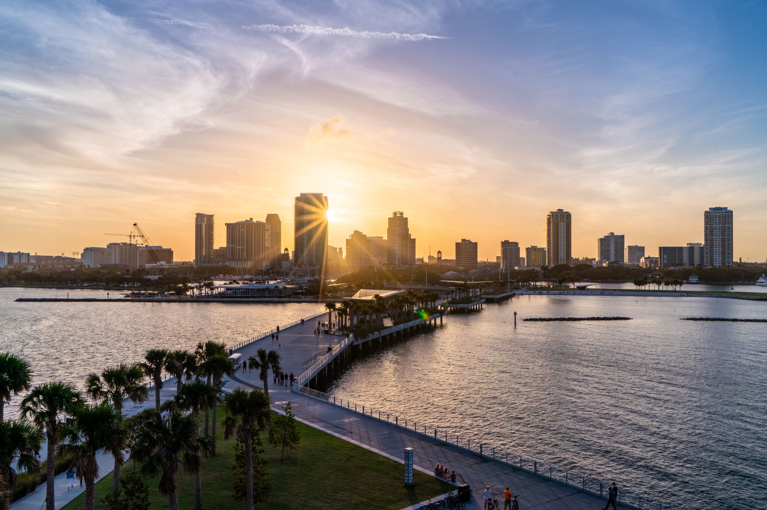 Blick von Pier Teaki auf die Skyline von St. Pete