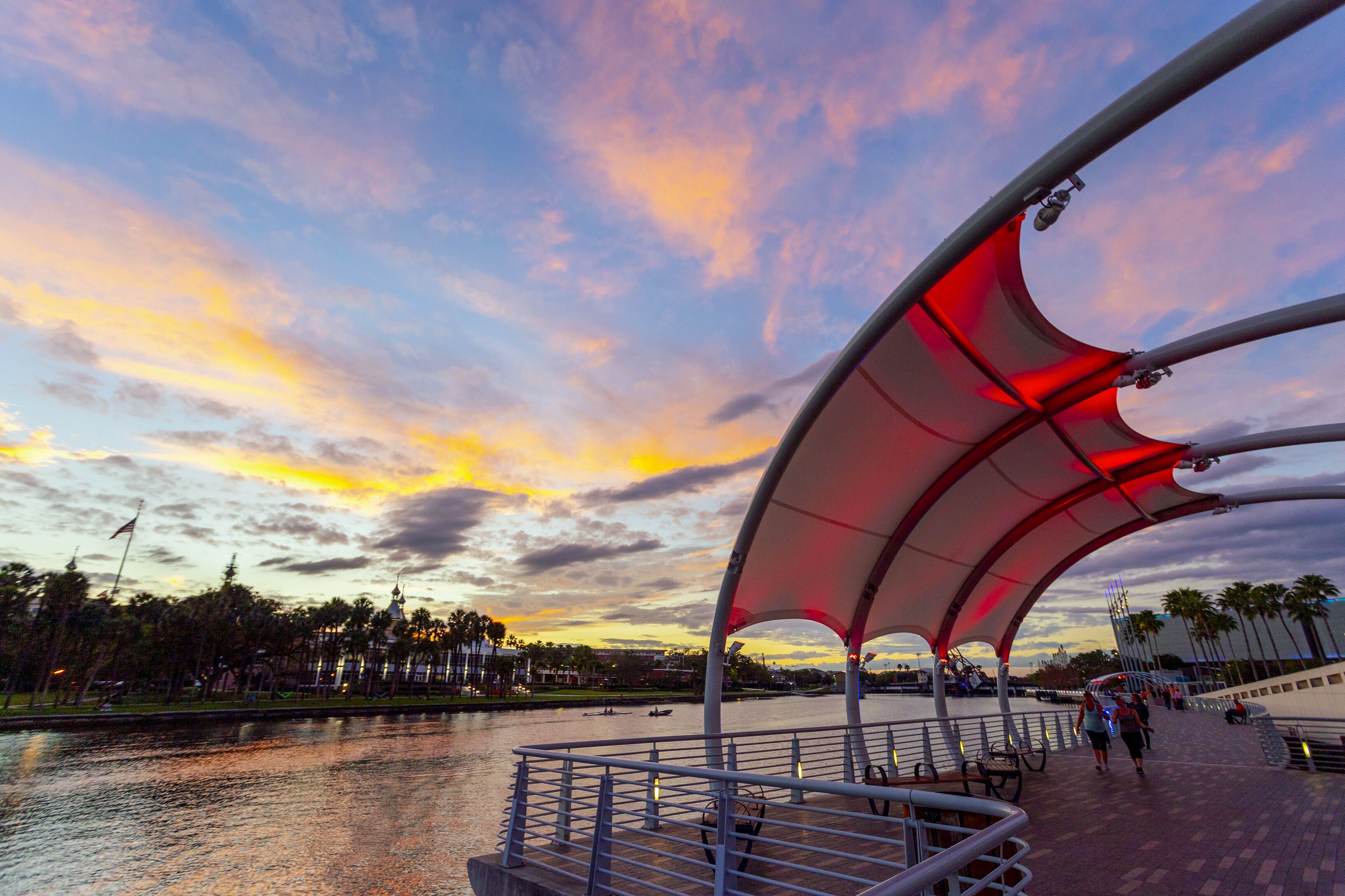 Romantisches Licht auf Tampas Promenade in Florida